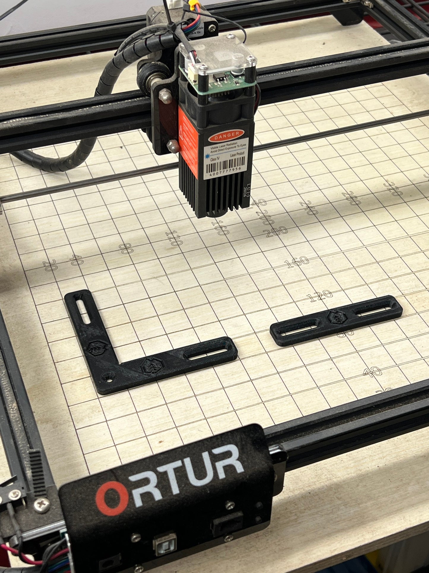 Desktop laser corner, and guide rail. For use with any desktop laser such as Ortur or Xtool.